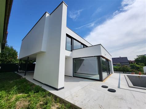 Príklad domu s architektonickými prvkami pre zníženie prehrievania