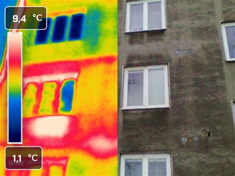 Termokamera ukazujúca tepelné straty cez stenu za radiátorom