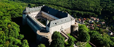 Hrad Červený Kameň a okolie