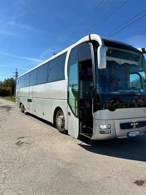 Moderný autobus pre školské výlety