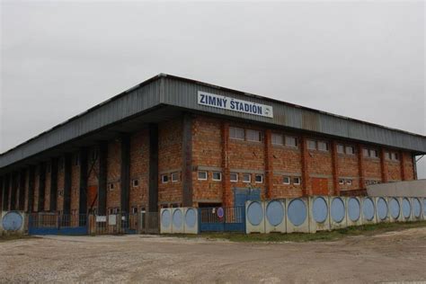 Zrekonštruovaná strecha hokejového štadióna