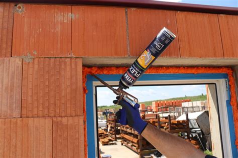 Aplikácia nízkoexpanznej PUR peny pri montáži okna