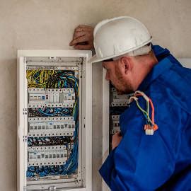 Elektrikár pri práci na elektrickej skrinke