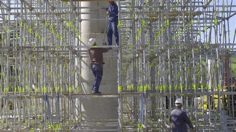 Vizualizácia lešenia obklopujúceho dom počas stavebných prác