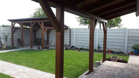 Pergola ukotvená k stene domu s chemickými kotvami