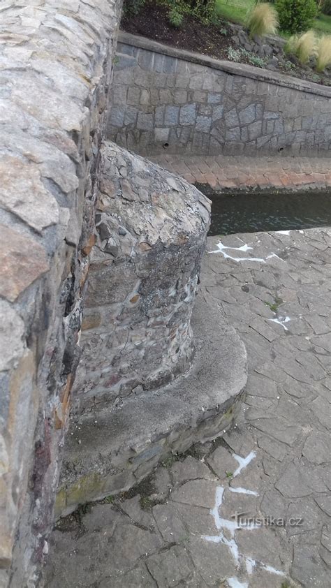 historický kamenný interiér kaštieľa so schodiskom