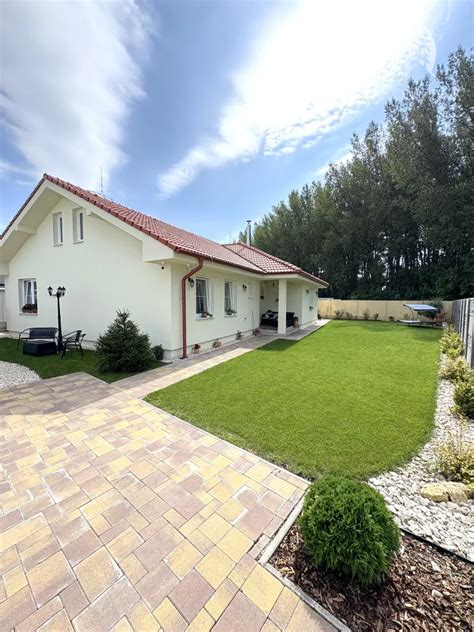 Rodinný dom v tichej lokalite s rozľahlou záhradou