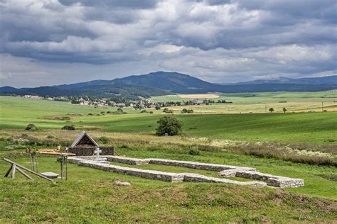 Letecký pohľad na archeologické nálezisko v Budmericiach alebo jeho rekonštrukcia