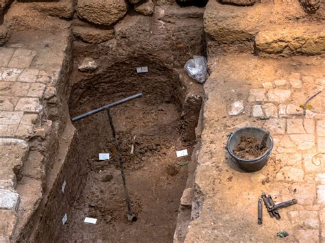 Archeologické vykopávky v areáli kláštora