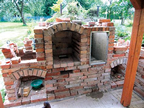 Návrh multifunkčného záhradného tehlového grilu s udiarňou a pecou