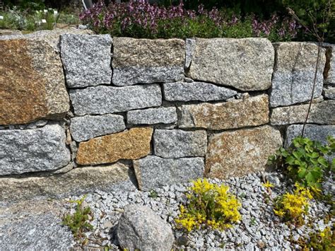 Ukladanie kameňov na sucho pri spevňovaní svahu