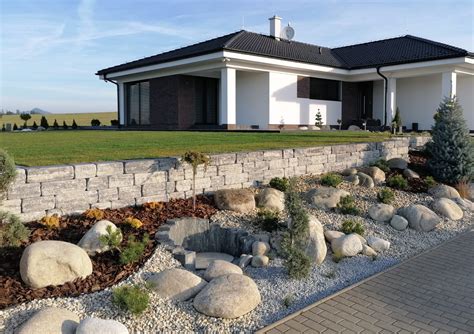 Betónové tvárnice použité na spevnenie svahu