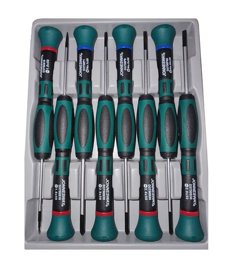 Sada rôznych krížových skrutkovačov