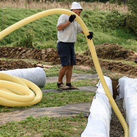 Inštalácia drenážnej rúry okolo základov