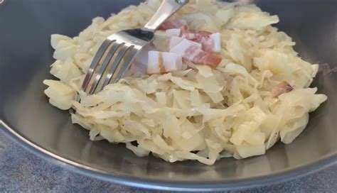 čerstvá hlávka kapusty a misa s kyslou kapustou na drevenom stole