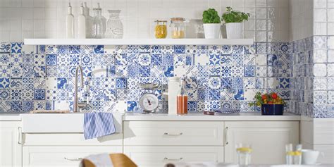 Modrá majolika obklady s patchwork dizajnom