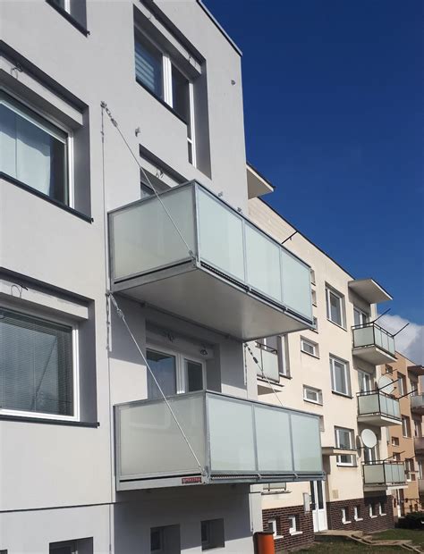 Rohový balkón s oceľovou konštrukciou