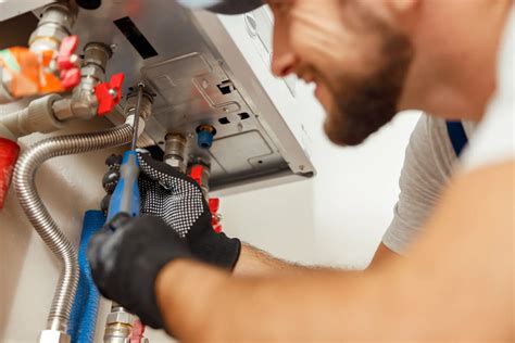 Certifikovaný technik vykonávajúci servis kotla