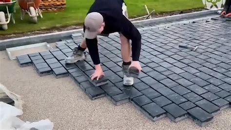 Ukladanie zámkovej dlažby do lôžka