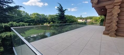 Rôzne farebné a dizajnové možnosti skleneného zábradlia