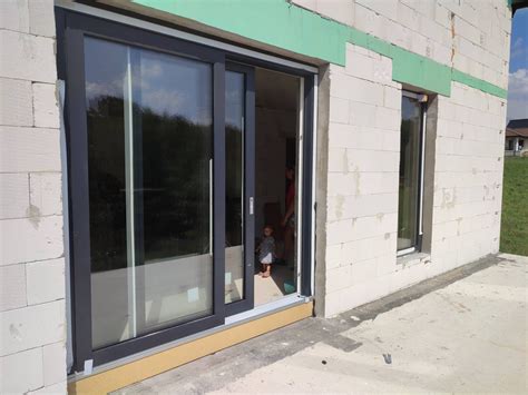 Aplikácia parotesnej a paropriepustnej pásky na rám okna