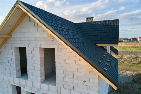 Obrázok: Odborník posudzuje stav strešnej krytiny