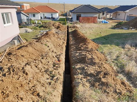 Výkop drenážnej ryhy okolo základov domu