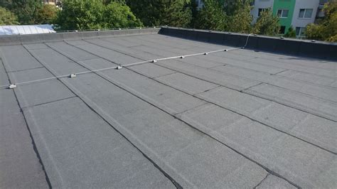 Aplikácia hydroizolácie na strechu s výstužnou sieťkou