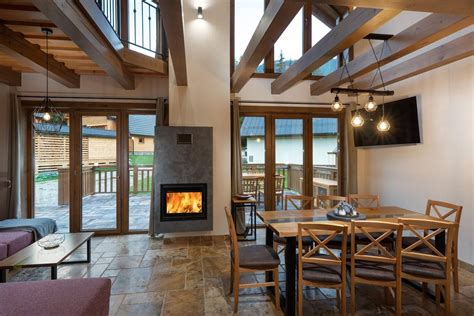 Interiér obývačky s krbom a priehľadom do krovu