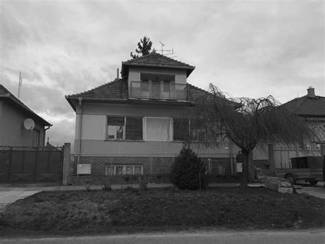 starý tehlový dom pred rekonštrukciou