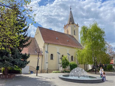 Tím stavebných odborníkov pri práci v Dunajskej Strede