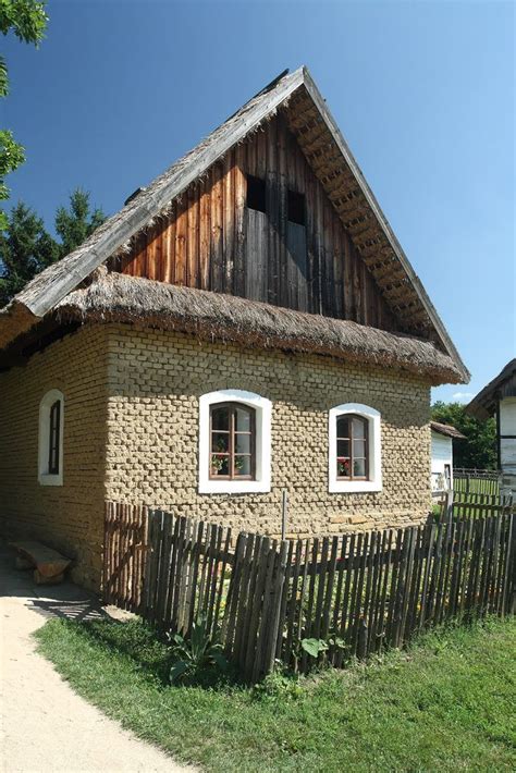 Starý dom z nepálených tehál a jeho prírodné prostredie