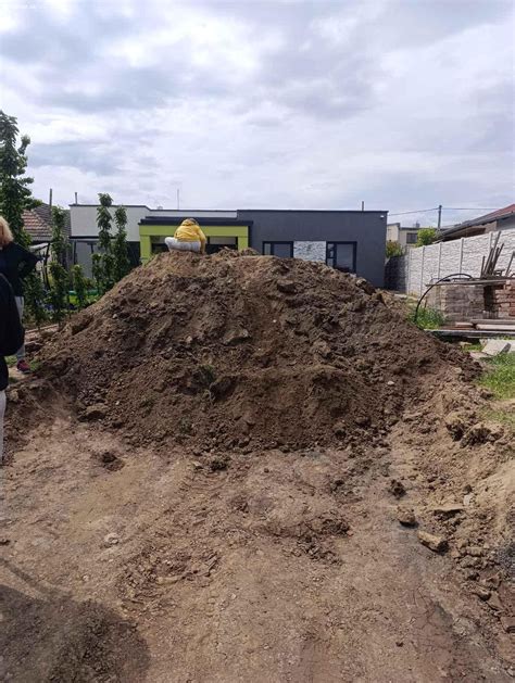 Prírodné materiály používané pri rekonštrukcii: hlina, drevo, vápno