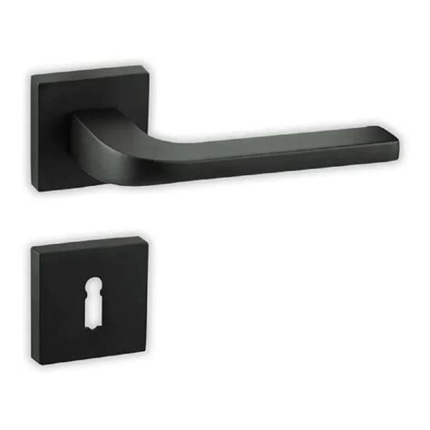 Čierne rozetové dverové kovanie na moderných interiérových dverách