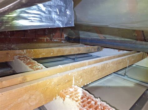 Schéma aplikácie fúkanej izolácie do dreveného stropu