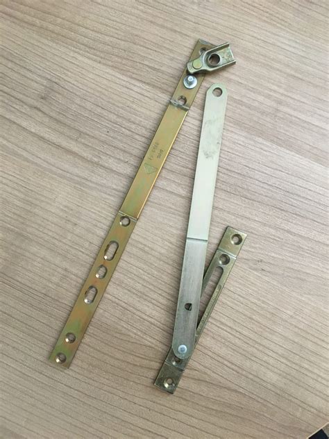 Porovnanie výklopného a sklopného kovania