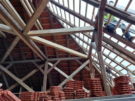 Fotografia degradovanej drevenej konštrukcie strechy