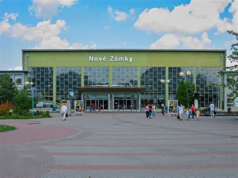 Umelecké diela v interiéri železničnej stanice Nové Zámky