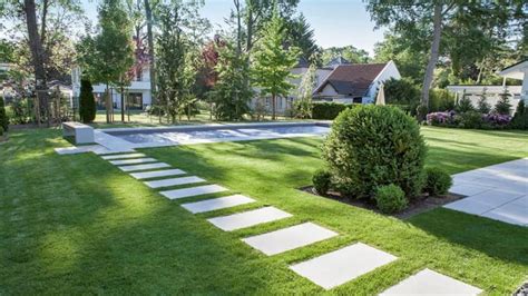 Betónové nášľapné platne elegantne umiestnené v trávniku