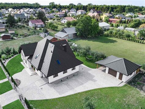 Pohľad na valbovú strechu rodinného domu