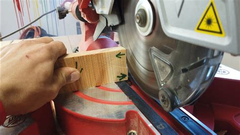 Detail nastavenia uhla rezu na pokosovej píle