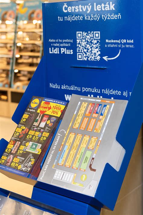 Zákazníci prezerajúci si ponuky v stavebninách