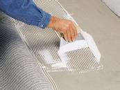 detail nanášania lepidla na dlaždicu