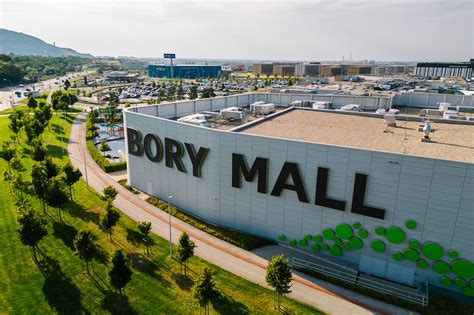 Vizualizácia moderného fasádneho riešenia nákupného centra Bory Mall