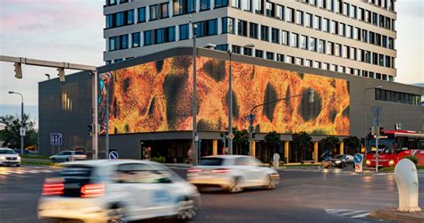 Detail perforovanej fasády s LED podsvietením na komerčnej budove