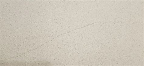 Praskliny v omietke detail