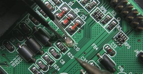 Elektronické komponenty na doske plošných spojov