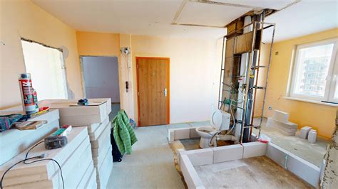 Detailná práca majstra pri rekonštrukcii bytu