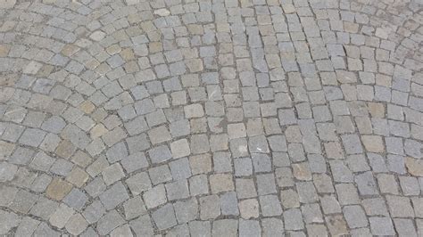 Dlažobné kocky z prírodného kameňa na príjazdovej ceste