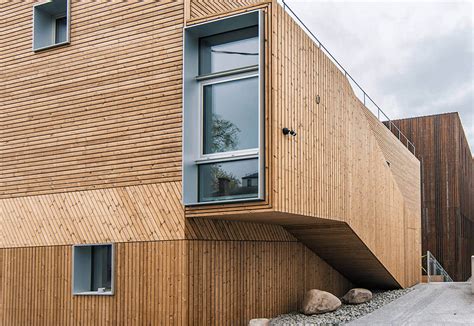 Drevený obklad ThermoWood® bez povrchovej úpravy, približne 6 mesiacov po montáži